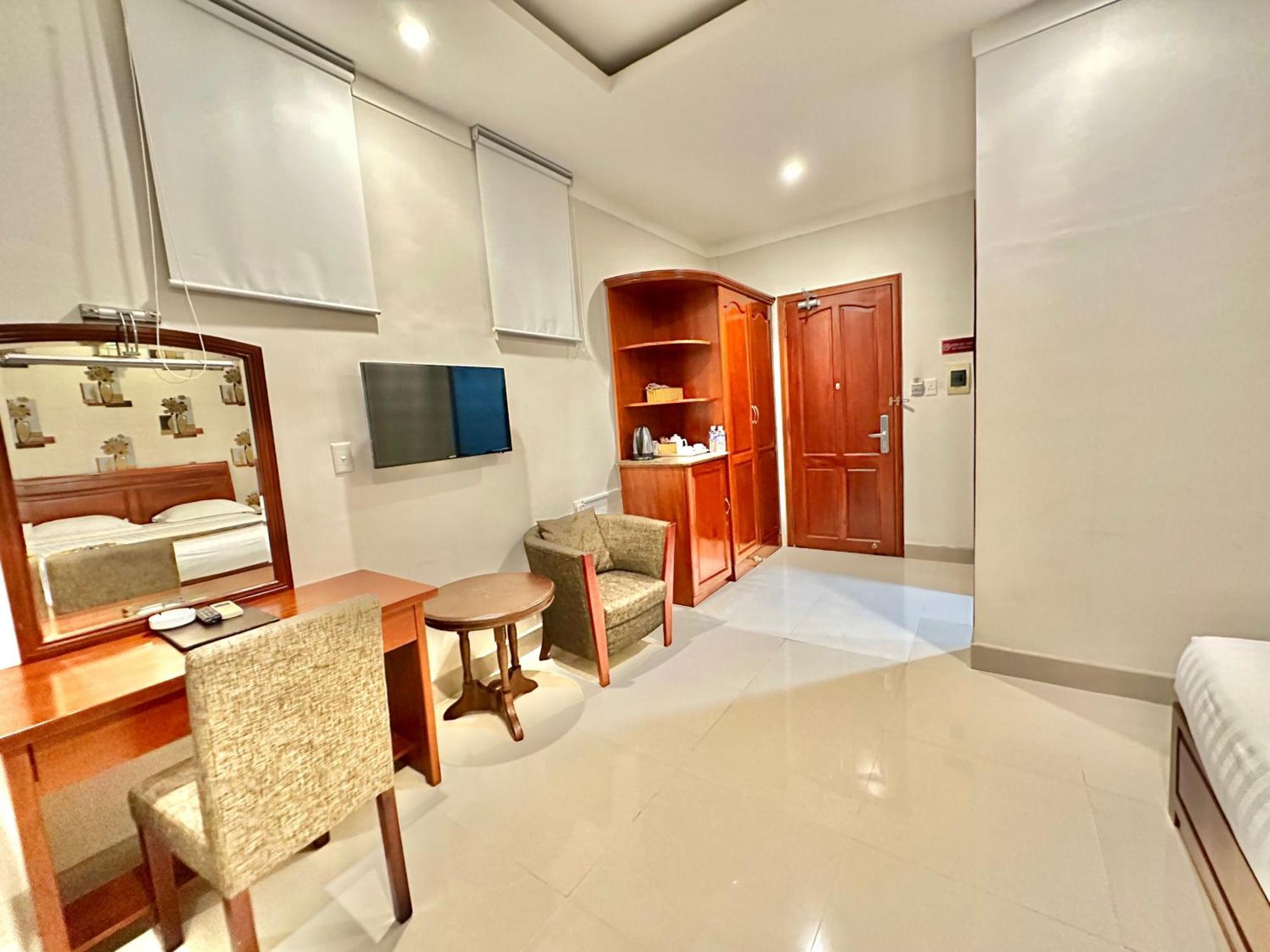 Long Bao Chau Hotel Thu Dau Mot Exterior photo